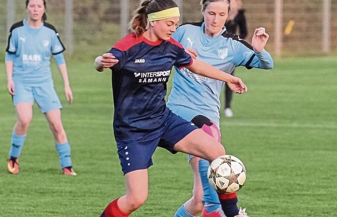 Larissa Gillé behauptet zwar den Ball für die SGM Großglattbach/Nussdorf, doch das Pokal-Halbfinale geht an 08 Bissingen. Foto: Simecek