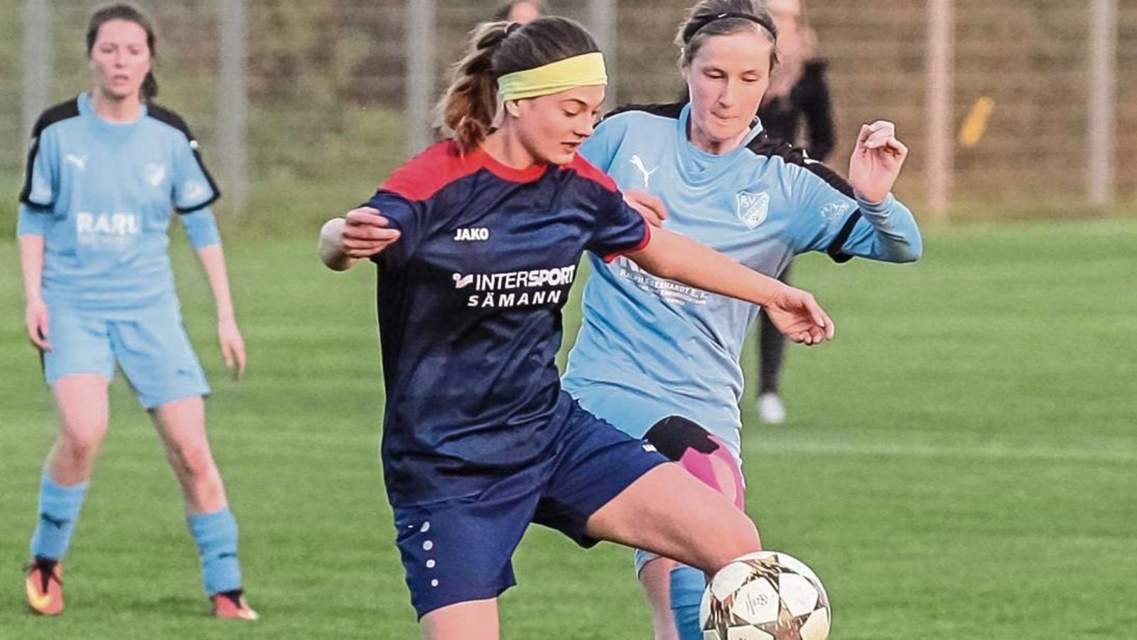 Larissa Gillé behauptet zwar den Ball für die SGM Großglattbach/Nussdorf, doch das Pokal-Halbfinale geht an 08 Bissingen. Foto: Simecek