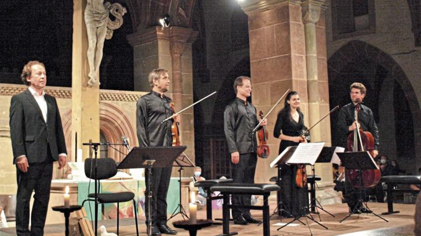 Nicht enden will der Beifall, als sich Ulrich Noethen und die Musiker des delian::quartetts verabschieden. Von links: Sprecher Ulrich Noethen, Adrian Pinzaro und Andreas Moscho an den Violinen, Lara Albeano (Viola) und Hendrik Blumenroth am Violoncello. Foto: Filitz Nicht enden will der Beifall, als sich Ulrich Noethen und die Musiker des delian::quartetts verabschieden. Von links: Sprecher Ulrich Noethen, Adrian Pinzaro und Andreas Moscho an den Violinen, Lara Albeano (Viola) und Hendrik Blumenroth am Violoncello. Foto: Filitz