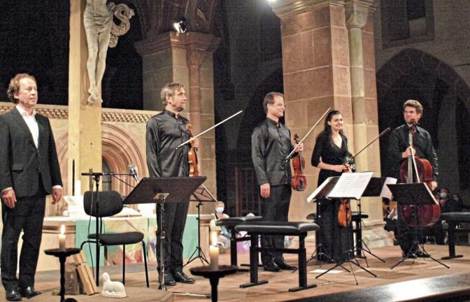 Nicht enden will der Beifall, als sich Ulrich Noethen und die Musiker des delian::quartetts verabschieden. Von links: Sprecher Ulrich Noethen, Adrian Pinzaro und Andreas Moscho an den Violinen, Lara Albeano (Viola) und Hendrik Blumenroth am Violoncello. Foto: Filitz