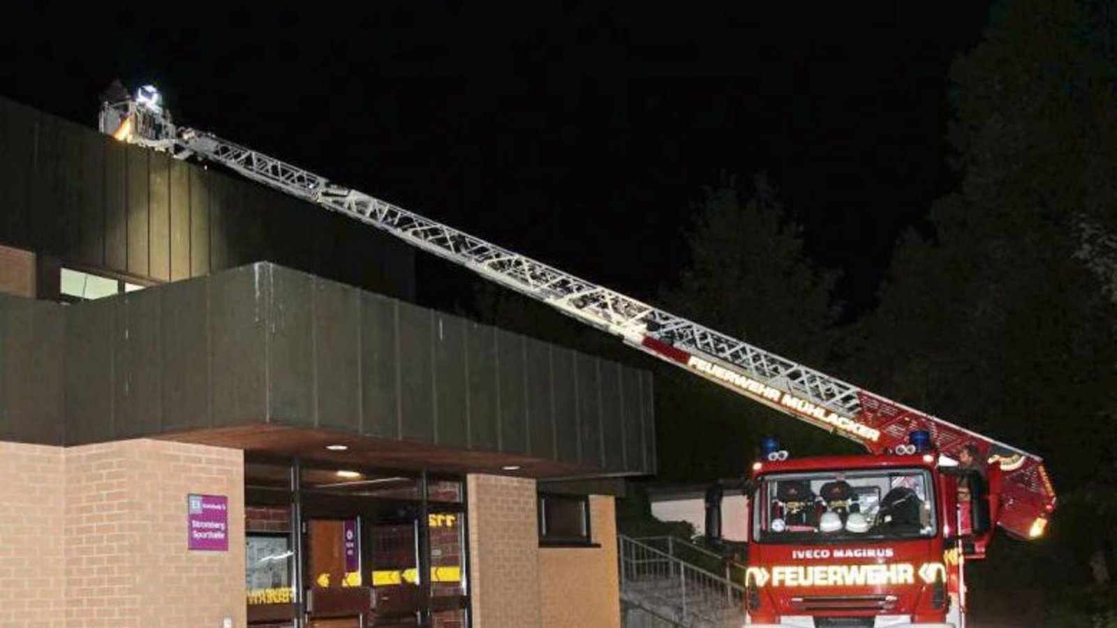 Mit der Drehleiter werden die Kriminalpolizisten aufs Dach der Halle gehievt. Mit der Drehleiter werden die Kriminalpolizisten aufs Dach der Halle gehievt.