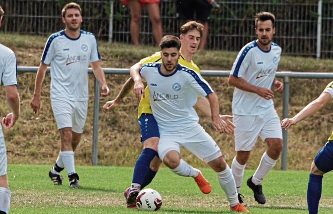 Mitte Juli standen sich Damian Jimenez (vorne) und der SV Illingen sowie Joschka Heugel und der TSV Phönix Lomersheim im Bezirkspokal der Saison 2019/2020 gegenüber. Foto: Nachreiner