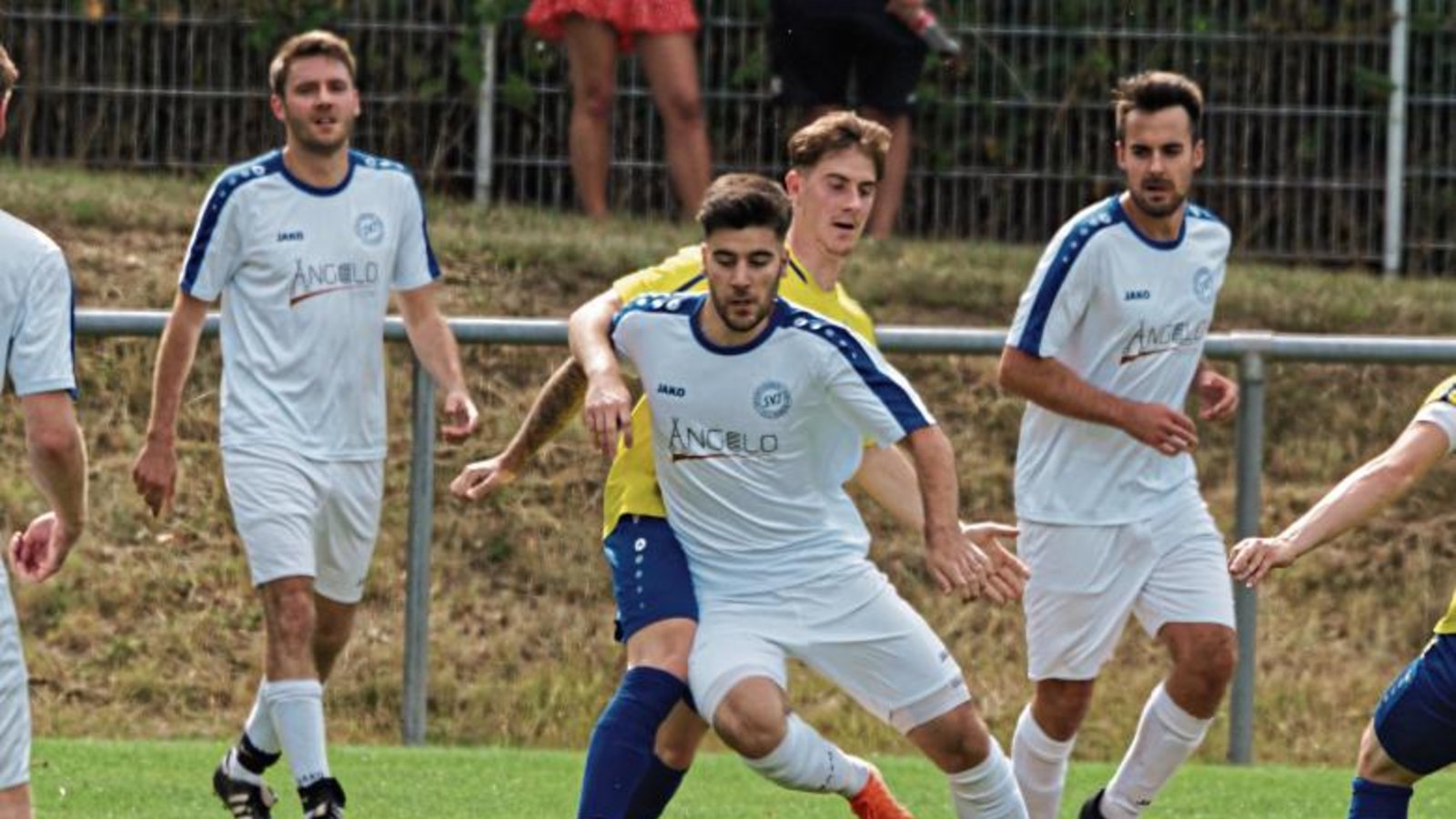 Mitte Juli standen sich Damian Jimenez (vorne) und der SV Illingen sowie Joschka Heugel und der TSV Phönix Lomersheim im Bezirkspokal der Saison 2019/2020 gegenüber. Foto: Nachreiner Mitte Juli standen sich Damian Jimenez (vorne) und der SV Illingen sowie Joschka Heugel und der TSV Phönix Lomersheim im Bezirkspokal der Saison 2019/2020 gegenüber. Foto: Nachreiner