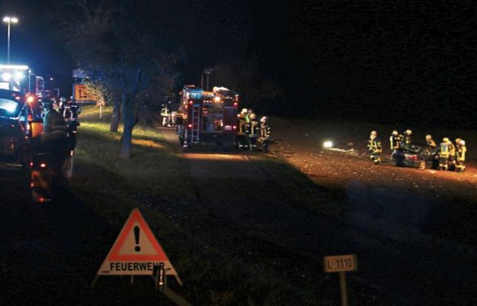 Das Auto landet nach mehrfachem Überschlag im Acker.  Foto: Rücker