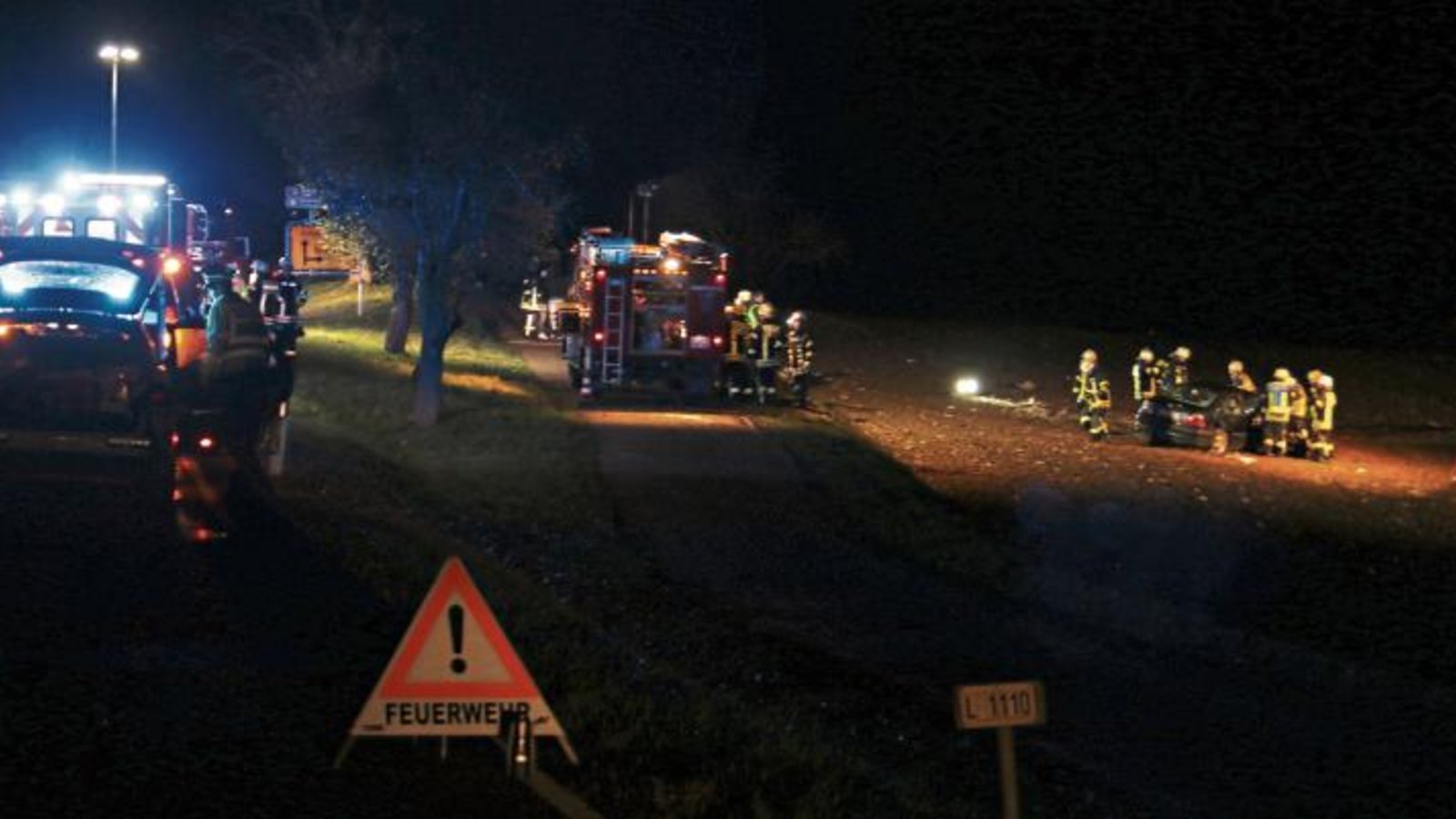 Das Auto landet nach mehrfachem Überschlag im Acker. Foto: Rücker Das Auto landet nach mehrfachem Überschlag im Acker. Foto: Rücker