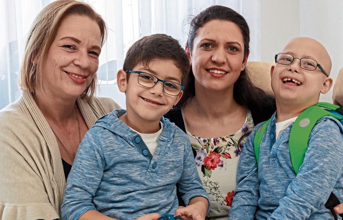 Bettina, Ilirjan, Nahide und Arijan Bojku (von links) sind trotz des herben Schicksalschlages gut gelaunt. Der krebskranke Arijan ist auf der Suche nach einem Stammzellenspender. Foto: Pangerl