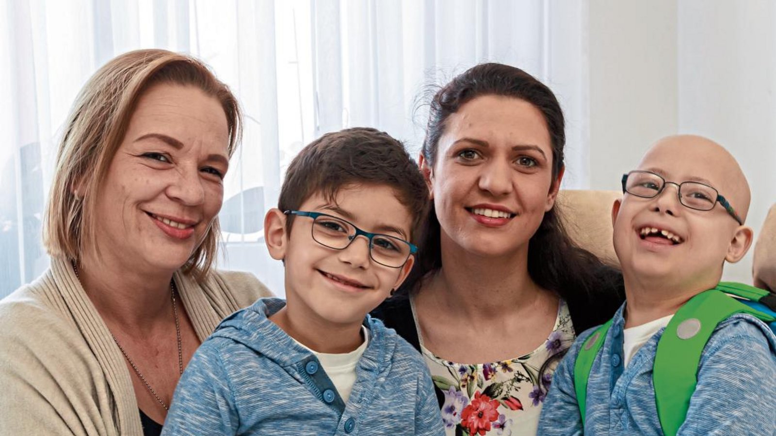 Bettina, Ilirjan, Nahide und Arijan Bojku (von links) sind trotz des herben Schicksalschlages gut gelaunt. Der krebskranke Arijan ist auf der Suche nach einem Stammzellenspender. Foto: Pangerl Bettina, Ilirjan, Nahide und Arijan Bojku (von links) sind trotz des herben Schicksalschlages gut gelaunt. Der krebskranke Arijan ist auf der Suche nach einem Stammzellenspender. Foto: Pangerl