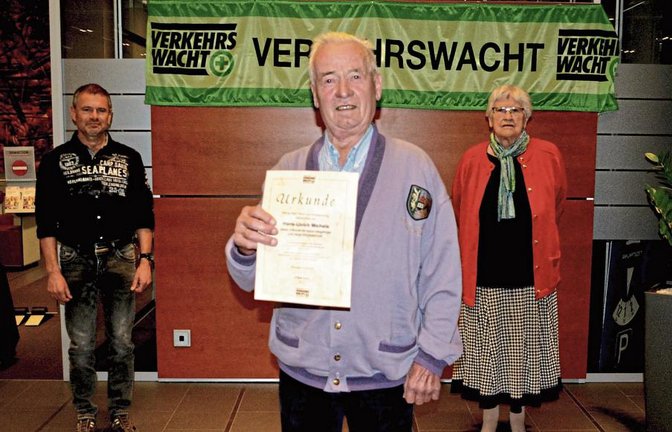 Die gewählten Amtsinhaber Winfried Abicht (von links): Raimund Bauer, Erika Gerlach und Astrid Niederl mit dem Geehrten Hans-Ulrich Michels (Mitte).  Foto: Stahlfeld