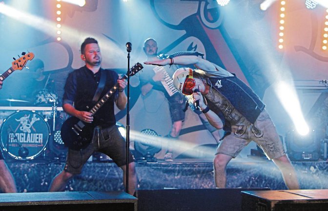 Die Troglauer brachten die Stimmung im Festzelt am Samstagabend mit ihrer Mischung aus Rock- und Volksmusik zum Kochen.  Fotos: Gergen
