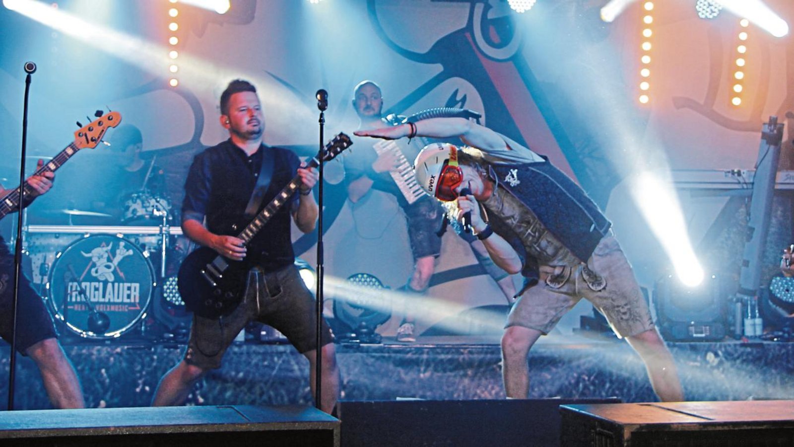 Die Troglauer brachten die Stimmung im Festzelt am Samstagabend mit ihrer Mischung aus Rock- und Volksmusik zum Kochen.  Fotos: Gergen