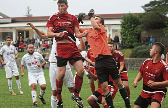 Patrick Beisser köpfte den Ball vor seinem ebenfalls hochgestiegenen Torwart Nathanael Wenzler aus der Gefahrenzone. Foto: Küppers