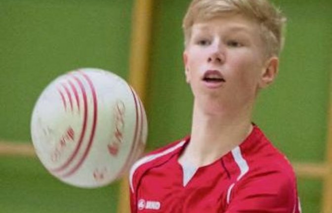 Nils Kersch greift mit den U-14-Faustballern des TV Vaihingen in Hohenlockstedt nach der nationalen Krone.  Foto: Archiv/privat