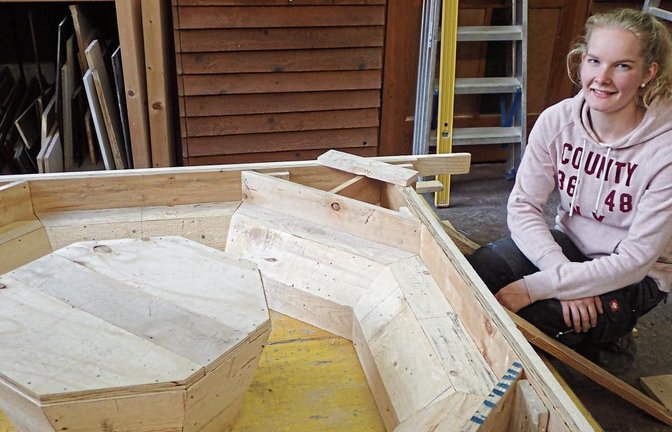 Bei der Erstellung komplexer Schalungen für den Betonbau ist höchste Präzision angesagt – die Bundessiegerin Jule Janson aus Mühlacker hat’s drauf. Foto: p