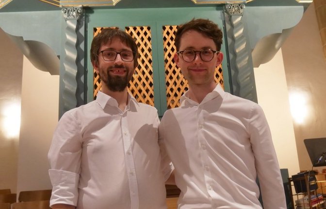 Bezirkskantor Sören Gieseler (links) und Philipp Kaufmann aus Ulm gestalten das jüngste Konzert des Orgel-Kultursommers in der Vaihinger Stadtkirche. <span class='image-autor'>Foto: Friedrich</span>