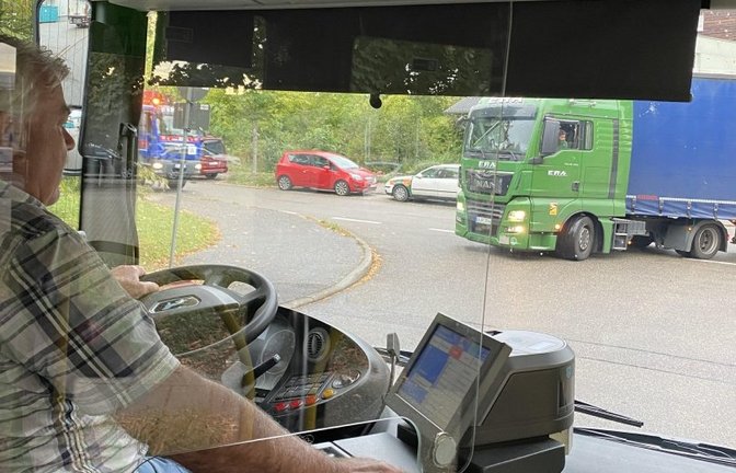 Mit dem großen Fahrzeug kommt es ständig zu engen Situationen auf der Straße.