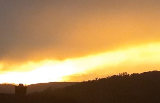Bedrohlich: Sonnenuntergang bei Gewitter über Kleinglattbach von Ingrid Deimel.