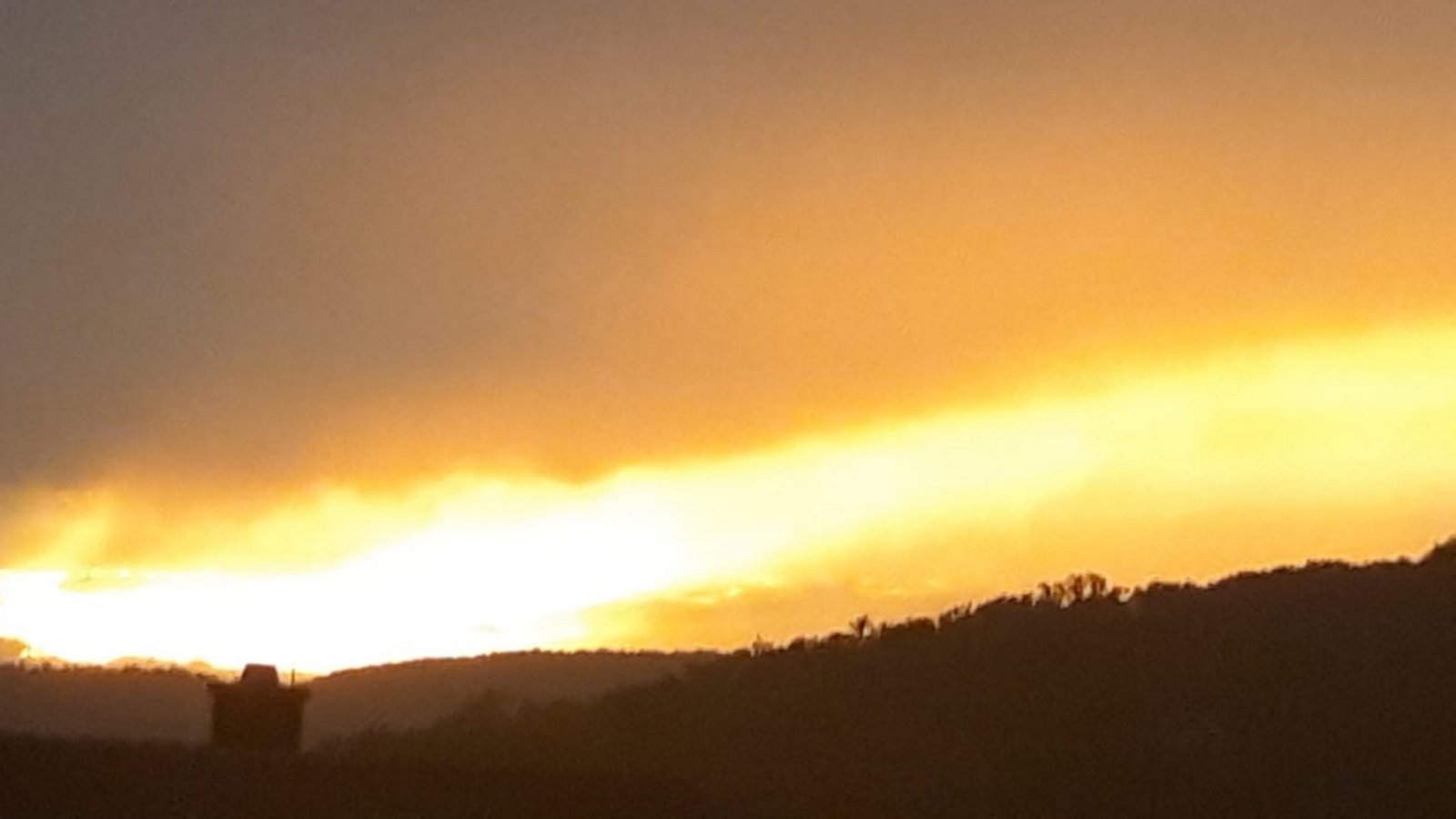 Bedrohlich: Sonnenuntergang bei Gewitter über Kleinglattbach von Ingrid Deimel.