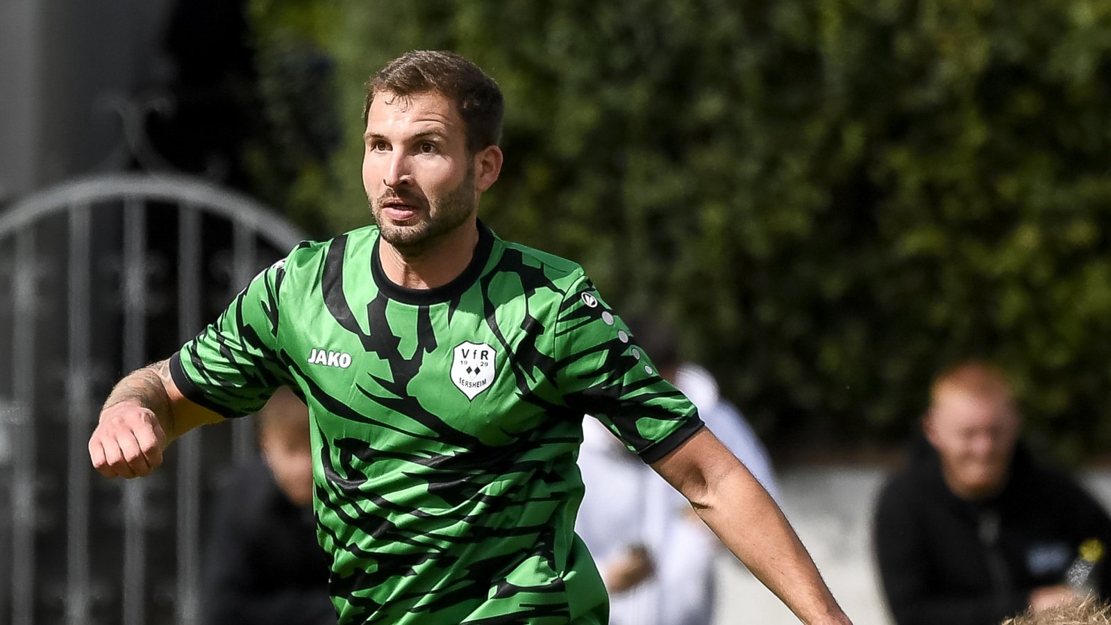 Der VfR Sersheim (links Achim Früh) spielt heute gegen Germania Bietigheim. Foto: Leitner