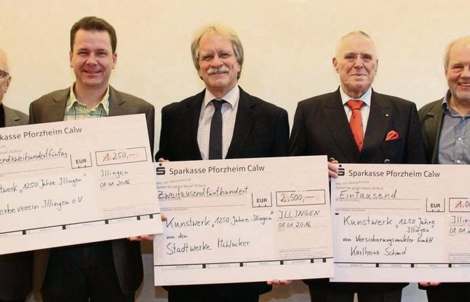 Bürgermeisterstellvertreter Winfried Scheuermann (links) sowie Klaus Kluge (rechts) vom Arbeitskreis zum Ortsjubiläum freuen sich über die symbolischen Schecks – überreicht von Sebastian Zaiß vom Gewerbeverein Illingen, Jürgen Meeh von den Stadtwerken Mühlacker und Versicherungsmakler Karlheinz Schmid (von links).  Foto: Rostek