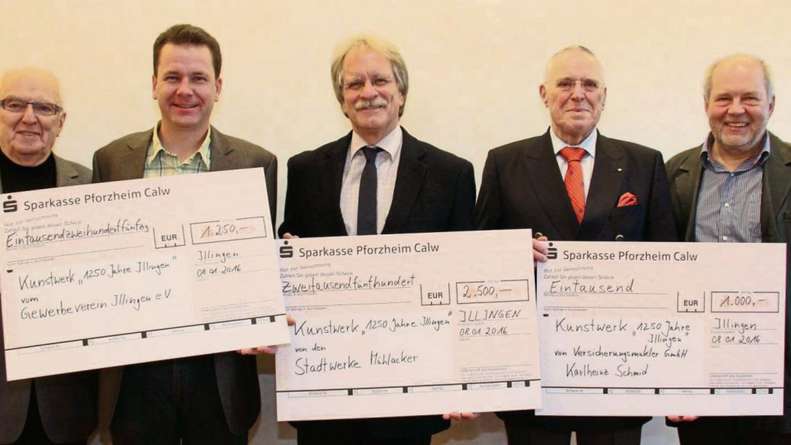 Bürgermeisterstellvertreter Winfried Scheuermann (links) sowie Klaus Kluge (rechts) vom Arbeitskreis zum Ortsjubiläum freuen sich über die symbolischen Schecks – überreicht von Sebastian Zaiß vom Gewerbeverein Illingen, Jürgen Meeh von den Stadtwerken Mühlacker und Versicherungsmakler Karlheinz Schmid (von links). Foto: Rostek Bürgermeisterstellvertreter Winfried Scheuermann (links) sowie Klaus Kluge (rechts) vom Arbeitskreis zum Ortsjubiläum freuen sich über die symbolischen Schecks – überreicht von Sebastian Zaiß vom Gewerbeverein Illingen, Jürgen Meeh von den Stadtwerken Mühlacker und Versicherungsmakler Karlheinz Schmid (von links). Foto: Rostek