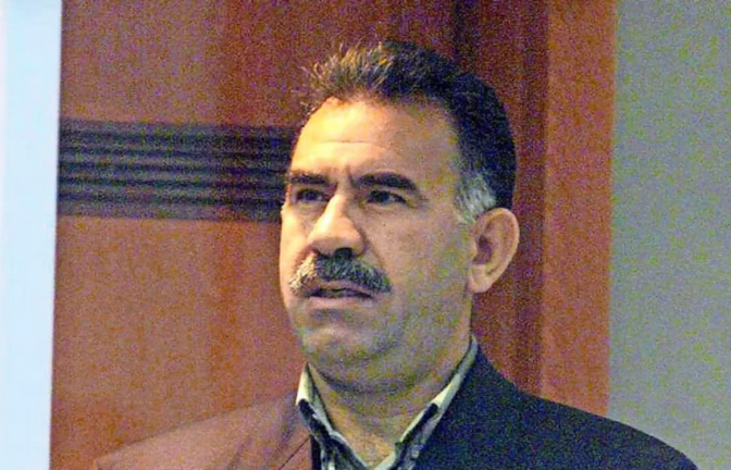 Archivfoto des früheren PKK-Führers Öcalan aus dem Jahr 1999, als er in der Türkei vor Gericht stand.<span class='image-autor'>dpa/epa Stf</span>