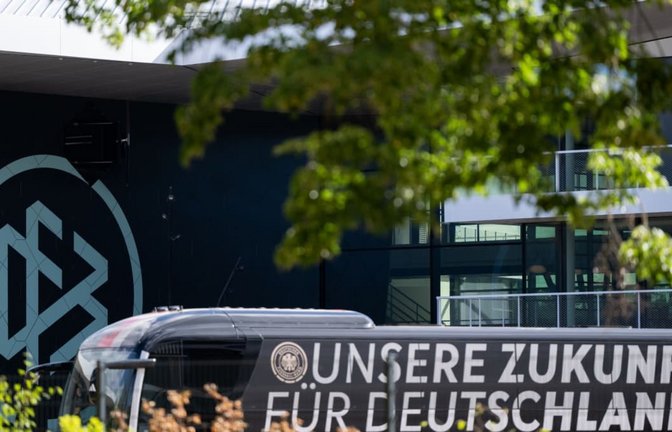 Ein Mannschaftsbus mit der Aufschrift "Unsere Zukunft für Deutschland" steht vor dem DFB. Die WM 2026 in Nordamerika war für den DFB auch finanziell ein Turnier zum Vergessen (Symbolfoto).<span class='image-autor'>Florian Wiegand/dpa</span>