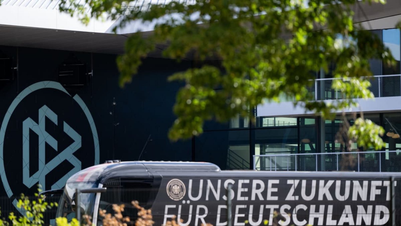 Ein Mannschaftsbus mit der Aufschrift "Unsere Zukunft für Deutschland" steht vor dem DFB. Die WM 2026 in Nordamerika war für den DFB auch finanziell ein Turnier zum Vergessen (Symbolfoto).Florian Wiegand/dpa