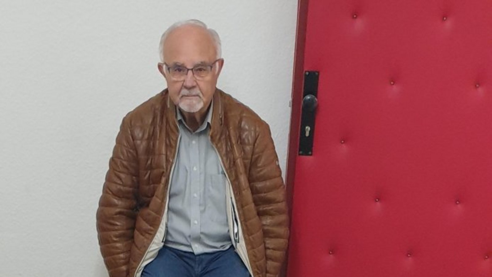 Vereinsvorsitzender Römer verdeutlicht, wie es im Stasi-Vernehmerzimmer zuging.