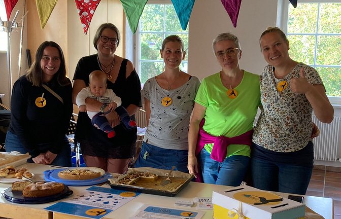 Einige Mitglieder der Kolibri-AG beim Kleidertauschbasar im September. Von links: Pamela Kopanka, Ailyn Klein, Stefanie Frenzel-Pahl, Claudia Weidner, Maria Elsner. <span class='image-autor'>Foto: Elsner</span>
