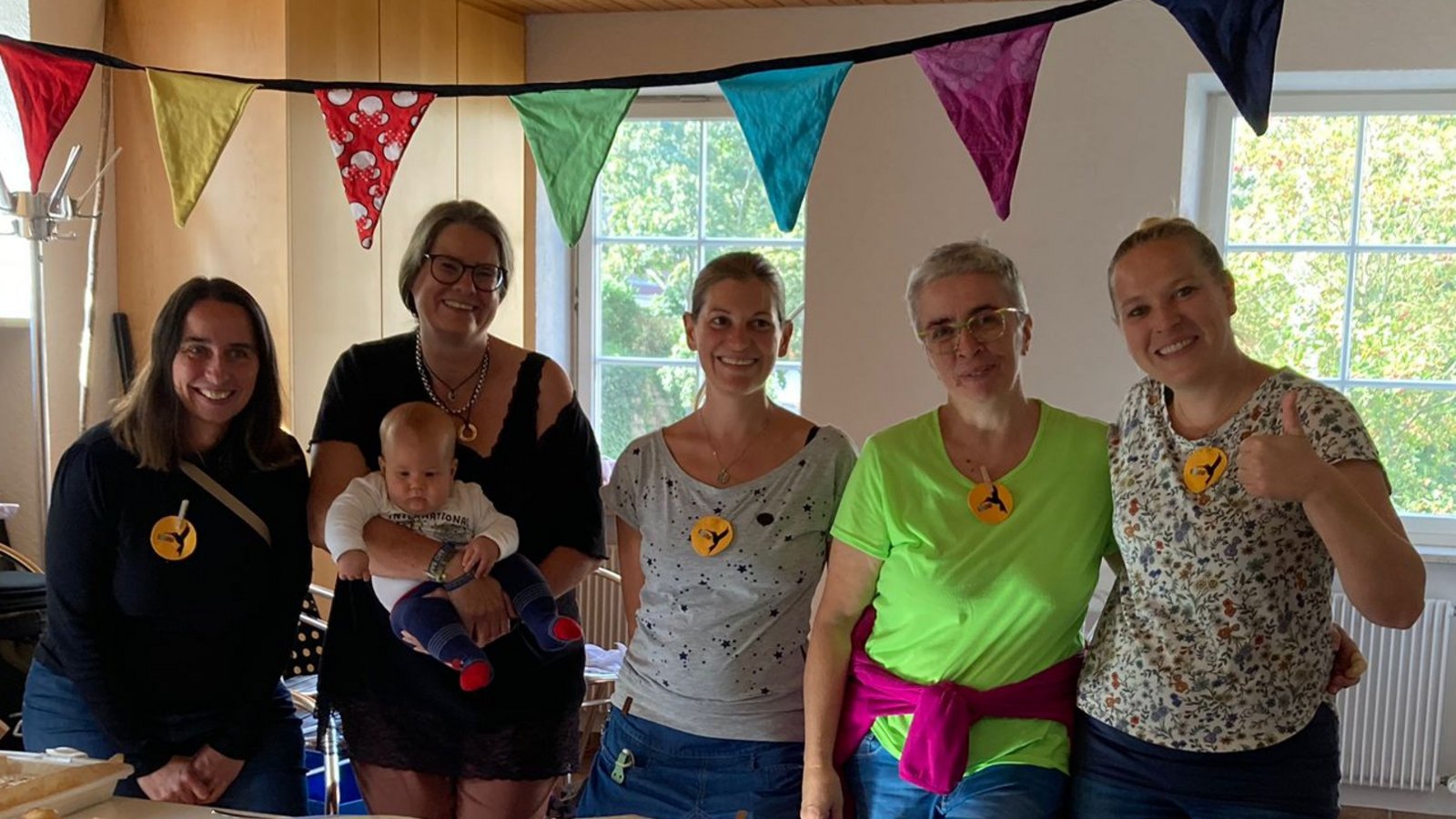 Einige Mitglieder der Kolibri-AG beim Kleidertauschbasar im September. Von links: Pamela Kopanka, Ailyn Klein, Stefanie Frenzel-Pahl, Claudia Weidner, Maria Elsner. Foto: Elsner Einige Mitglieder der Kolibri-AG beim Kleidertauschbasar im September. Von links: Pamela Kopanka, Ailyn Klein, Stefanie Frenzel-Pahl, Claudia Weidner, Maria Elsner. Foto: Elsner