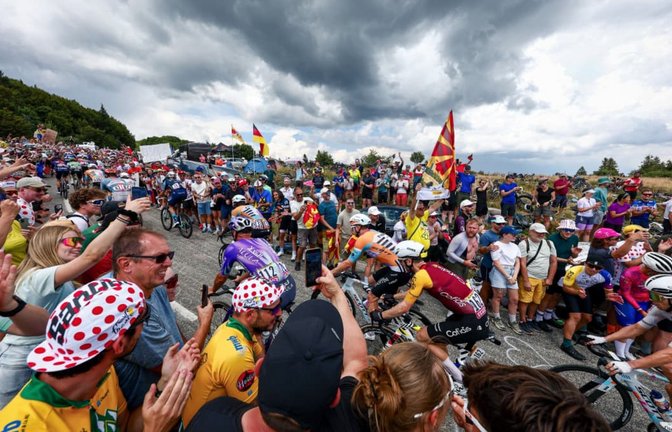 Heimspiel für Florian Lipowitz: Zehntausende deutsche Fans waren am Samstag an die Berge in den Vogesen gepilgert.<span class='image-autor'>Roth</span>