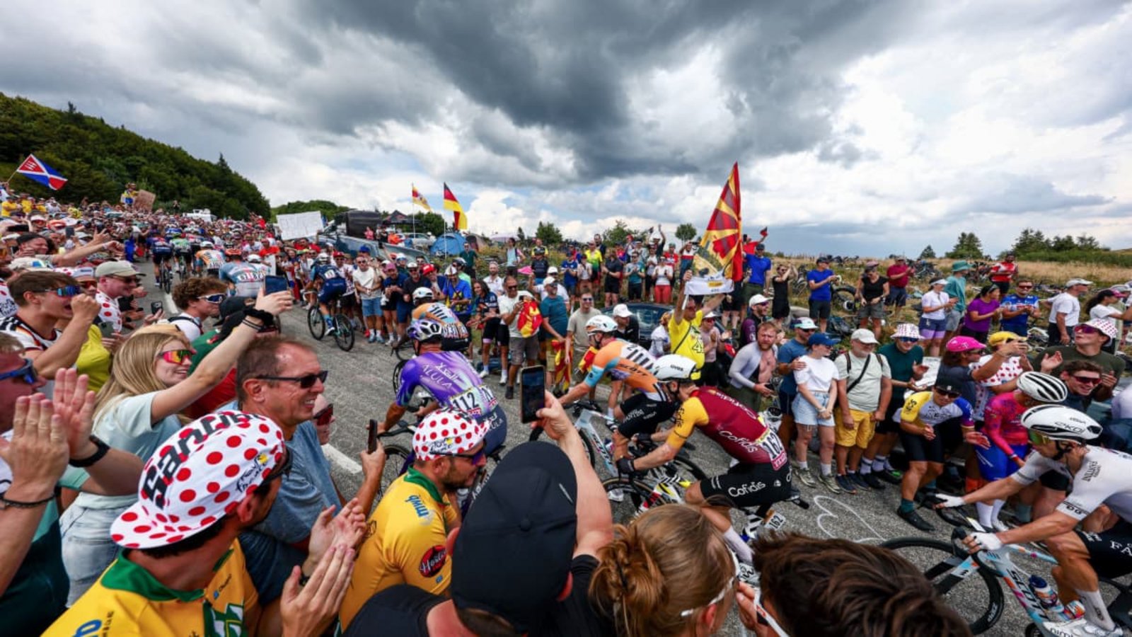 Heimspiel für Florian Lipowitz: Zehntausende deutsche Fans waren am Samstag an die Berge in den Vogesen gepilgert.Roth Heimspiel für Florian Lipowitz: Zehntausende deutsche Fans waren am Samstag an die Berge in den Vogesen gepilgert.Roth
