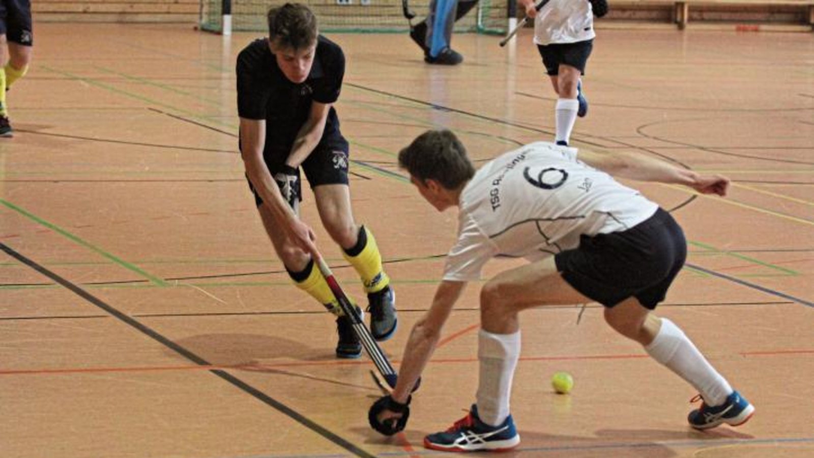 Elias Gansert (links) und die SG Vaihingen/Ludwigsburg taten sich in der Offensive gegen die SV Böblingen III schwer. Foto: Archiv/Nachreiner