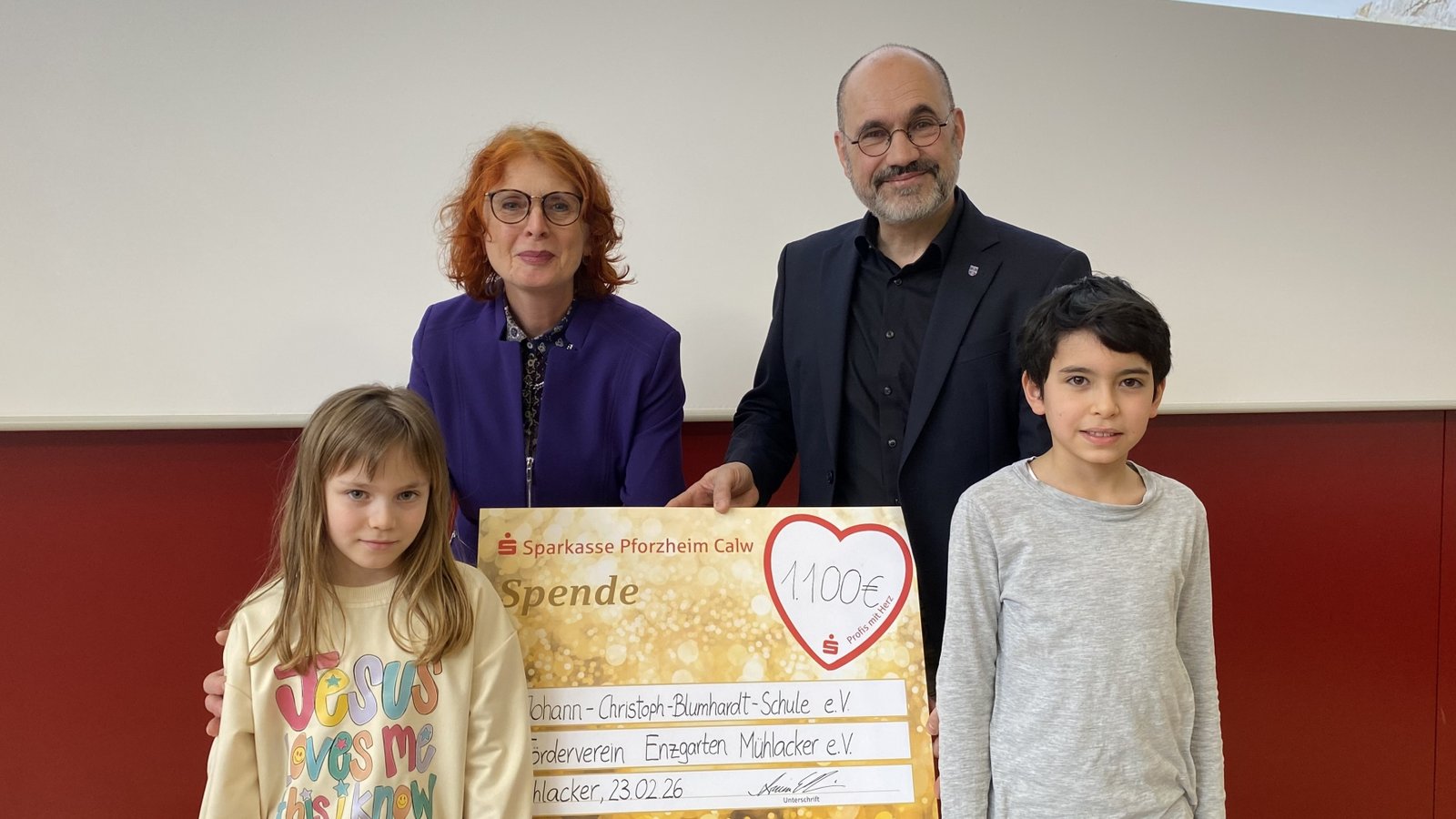 Die Christoph Blumhardt-Schule spendet mehrere Tausend Euro - an den Verein Enzgärten (Vorsitzender Armin Dauner mit Kassierin Renate Endrulat) und an das  Werk "Zedakah" Foto: p 