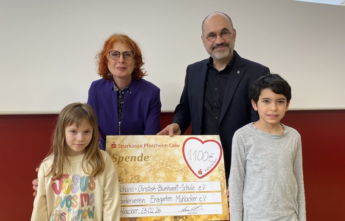 Die Christoph Blumhardt-Schule spendet mehrere Tausend Euro - an den Verein Enzgärten (Vorsitzender Armin Dauner mit Kassierin Renate Endrulat) und an das  Werk "Zedakah" Foto: p 