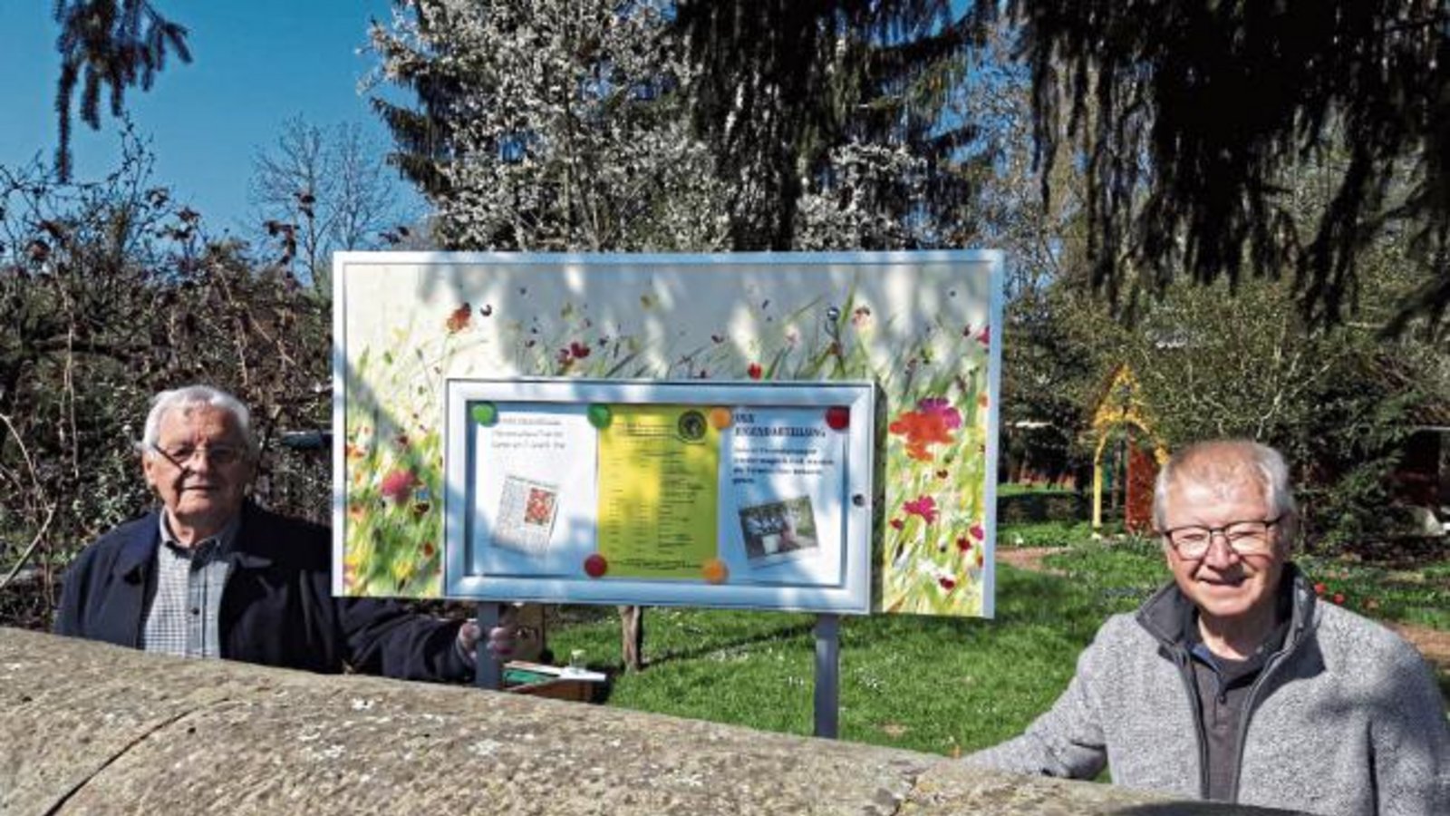 Seit Kurzem informiert ein Schaukasten am Garteneingang des Obst- und Gartenbauvereins Vaihingen die Spaziergänger über die Aktivitäten des Vereins. Die Künstlerin Silke Faigle hat die Umrandung des Schaukastens mit einer bunten Blumenwiese gestaltet. Die fachmännische Aufstellung wurde durch die beiden Vereinsmitglieder Werner Adam (links) und Hans Haag (rechts) übernommen. Foto: p Seit Kurzem informiert ein Schaukasten am Garteneingang des Obst- und Gartenbauvereins Vaihingen die Spaziergänger über die Aktivitäten des Vereins. Die Künstlerin Silke Faigle hat die Umrandung des Schaukastens mit einer bunten Blumenwiese gestaltet. Die fachmännische Aufstellung wurde durch die beiden Vereinsmitglieder Werner Adam (links) und Hans Haag (rechts) übernommen. Foto: p