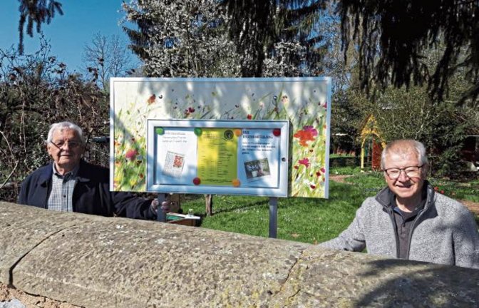 Seit Kurzem informiert ein Schaukasten am Garteneingang des Obst- und Gartenbauvereins Vaihingen die Spaziergänger über die Aktivitäten des Vereins. Die Künstlerin Silke Faigle hat die Umrandung des Schaukastens mit einer bunten Blumenwiese gestaltet. Die fachmännische Aufstellung wurde durch die beiden Vereinsmitglieder Werner Adam (links) und Hans Haag (rechts) übernommen. Foto: p