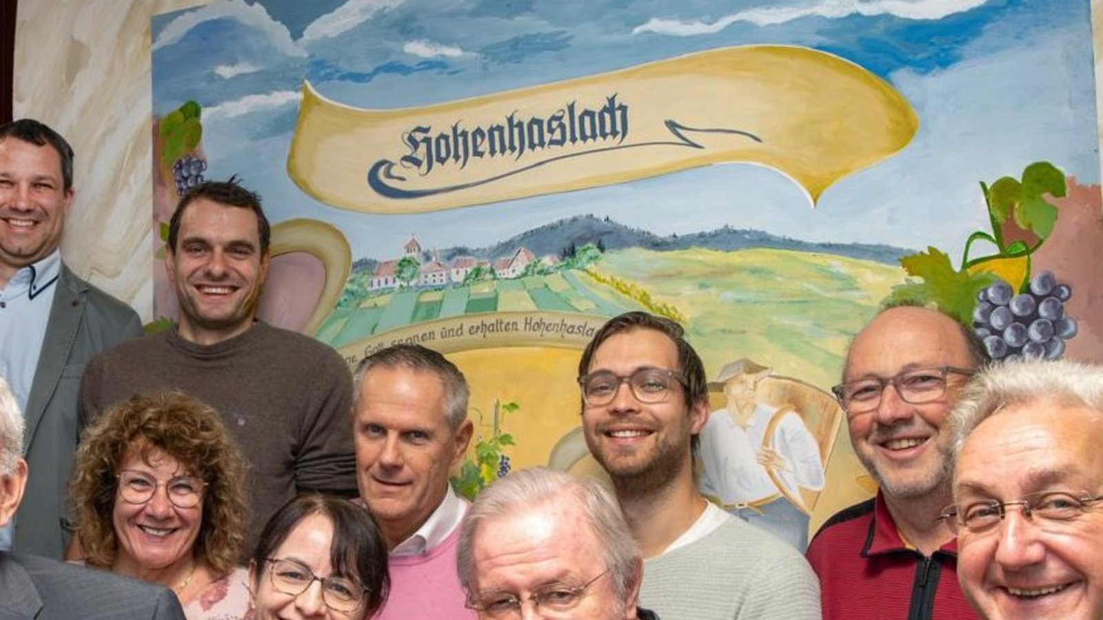 Der Hohenhaslacher Ortschaftsrat mit (ganz vorne) Sachsenheims Bürgermeister Holger Albrich, rechts Hans-Günther Neumann und ebenfalls vorne daneben Alfred Xander. Foto: Kalb Der Hohenhaslacher Ortschaftsrat mit (ganz vorne) Sachsenheims Bürgermeister Holger Albrich, rechts Hans-Günther Neumann und ebenfalls vorne daneben Alfred Xander. Foto: Kalb