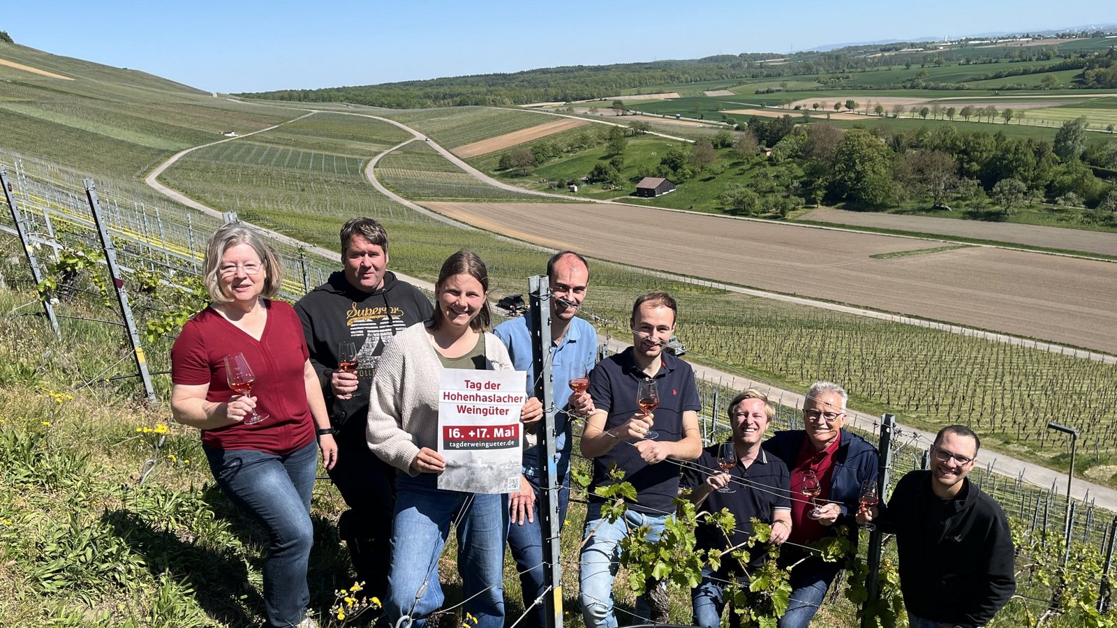 Die Vorfreude ist groß bei den Hohenhaslacher Winzern (von links) Silvia Ott, Gerd Keller, Jule Mayr, Holger Katzer, Josua Baumgärtner, Benjamin Ott, Dietmar Ott und Hannes Weiberle. Foto: Glemser