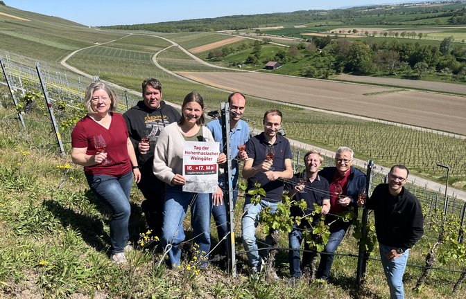 Die Vorfreude ist groß bei den Hohenhaslacher Winzern (von links) Silvia Ott, Gerd Keller, Jule Mayr, Holger Katzer, Josua Baumgärtner, Benjamin Ott, Dietmar Ott und Hannes Weiberle. <span class='image-autor'>Foto: Glemser</span>