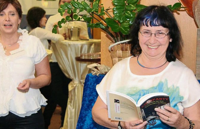 Heiderose Horntasch (l.) und Constanze Haag vom Oberriexinger Bücherei-Team können sich freuen: Das erste Krimi-Dinner ist bei den Teilnehmern gut angekommen. Fotos: Gergen