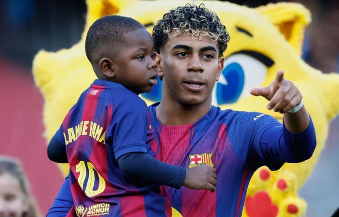 Lamine Yamal mit seinem jüngeren Bruder Keyne.<span class='image-autor'>Joan Monfort/AP/dpa</span>