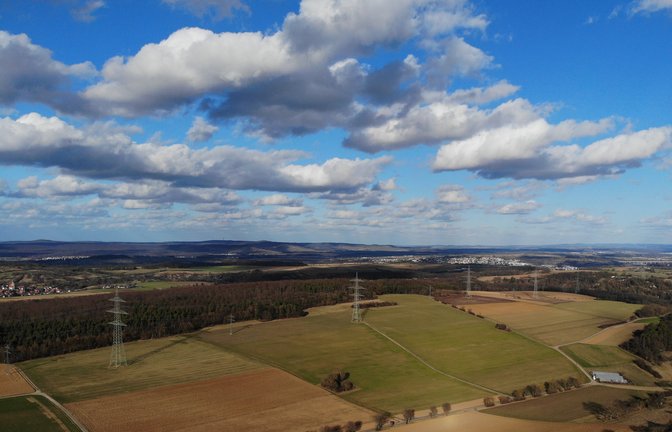 Blick auf das Ortental nördlich von Iptingen: Die grüne Wiese in der Mitte soll bis zur Stromleitung mit Solarpaneelen bebaut werden.   <span class='image-autor'>Foto: Küppers</span>