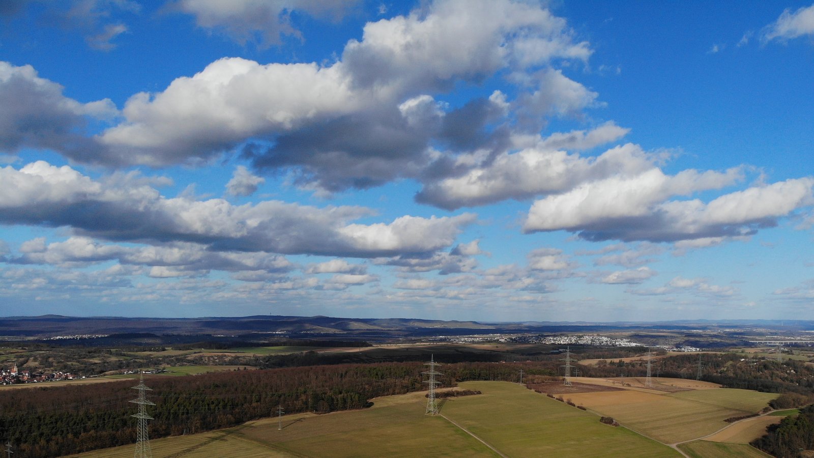 Blick auf das Ortental nördlich von Iptingen: Die grüne Wiese in der Mitte soll bis zur Stromleitung mit Solarpaneelen bebaut werden. Foto: Küppers Blick auf das Ortental nördlich von Iptingen: Die grüne Wiese in der Mitte soll bis zur Stromleitung mit Solarpaneelen bebaut werden. Foto: Küppers