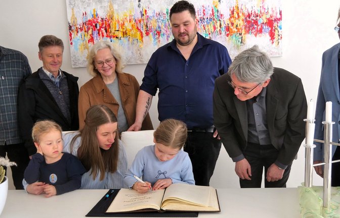 Im Beisein der Familie, Bürgermeister Armin Pioch und weiteren Vertretern der Gemeinde trägt sich Melina Striegel ins Goldene Buch ein.  <span class='image-autor'>Foto: sf</span>