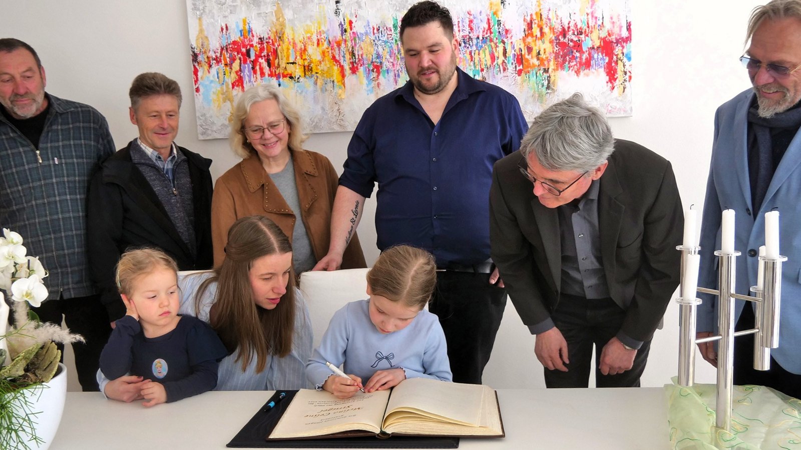 Im Beisein der Familie, Bürgermeister Armin Pioch und weiteren Vertretern der Gemeinde trägt sich Melina Striegel ins Goldene Buch ein.  Foto: sf