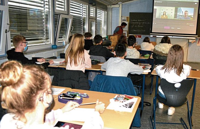 Die Schüler der Klasse 9c der Mörike-Realschule verfolgen die digitale Aus- und Weiterbildungsbörse.  Foto: Stahlfeld