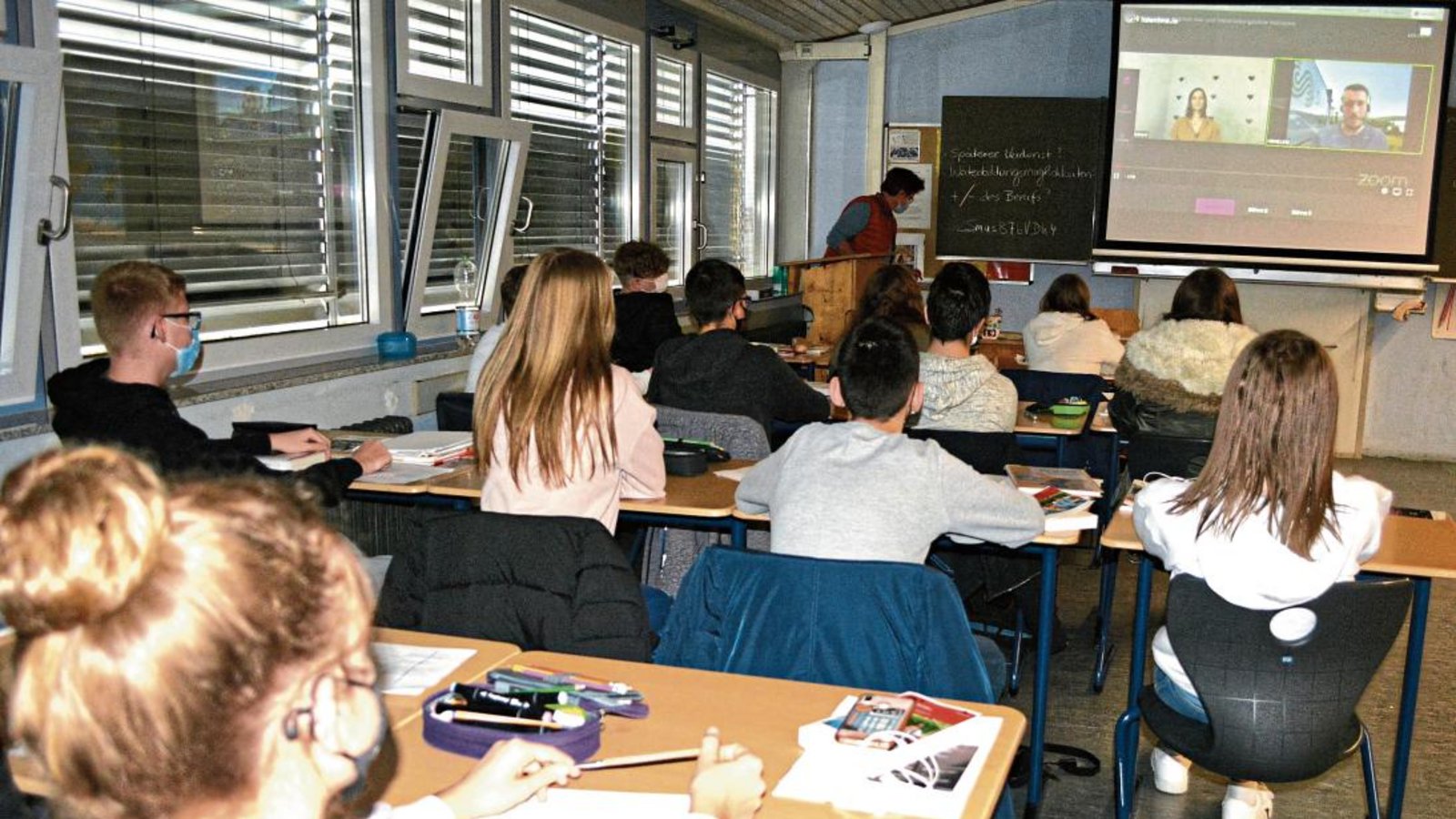 Die Schüler der Klasse 9c der Mörike-Realschule verfolgen die digitale Aus- und Weiterbildungsbörse.  Foto: Stahlfeld