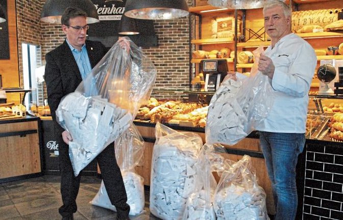 Erik Schweickert (links) und Martin Reinhardt protestieren gegen das neue Gesetz.  Foto: Filitz