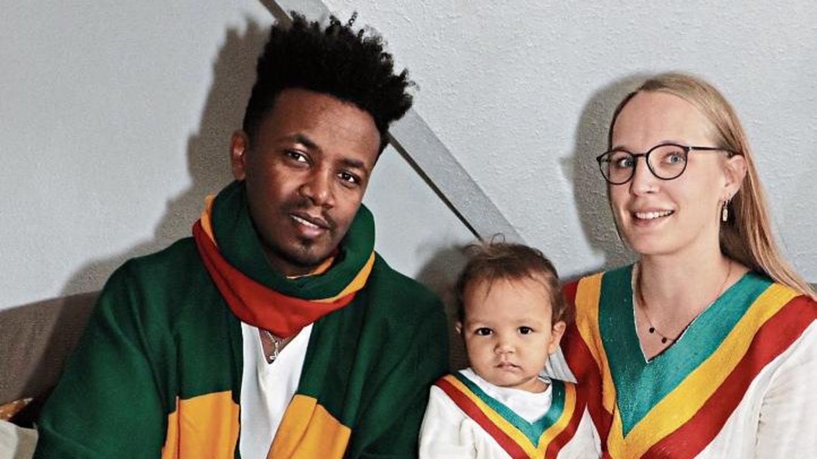 Fürs Foto zeigt sich Familie Mekonnen in äthiopischer Festtracht und mit den Zutaten für die traditionelle Kaffeezeremonie. Foto: Gergen Fürs Foto zeigt sich Familie Mekonnen in äthiopischer Festtracht und mit den Zutaten für die traditionelle Kaffeezeremonie. Foto: Gergen